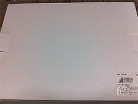iPhone 4：蛍光灯の下で白い紙箱を撮影