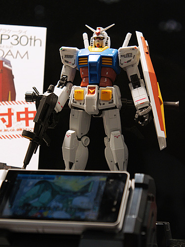 ガンプラケータイSoftBank 945SH G Ver.GP30th