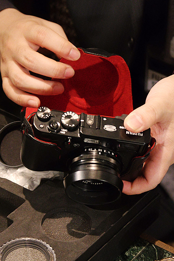 全世界限定1万台「FUJIFILM X100」ブラックモデルを見てきた！：UTAN1985BLOG